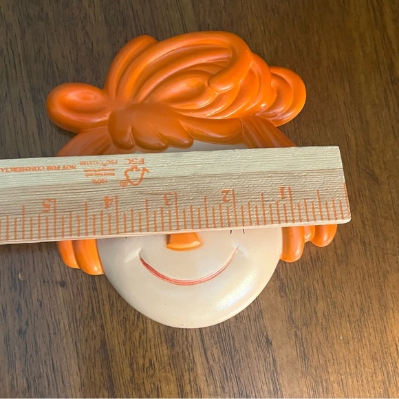 Raggedy Ann and Andy chalkware wall plaques, likely from the 1960s. - Picture 3 of 8